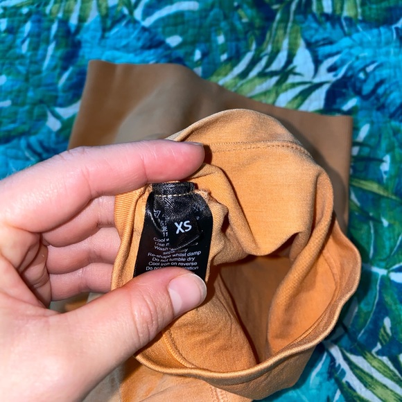 Cheeky Coral Alphalete Amplify Shorts XS - Picture 3 of 3